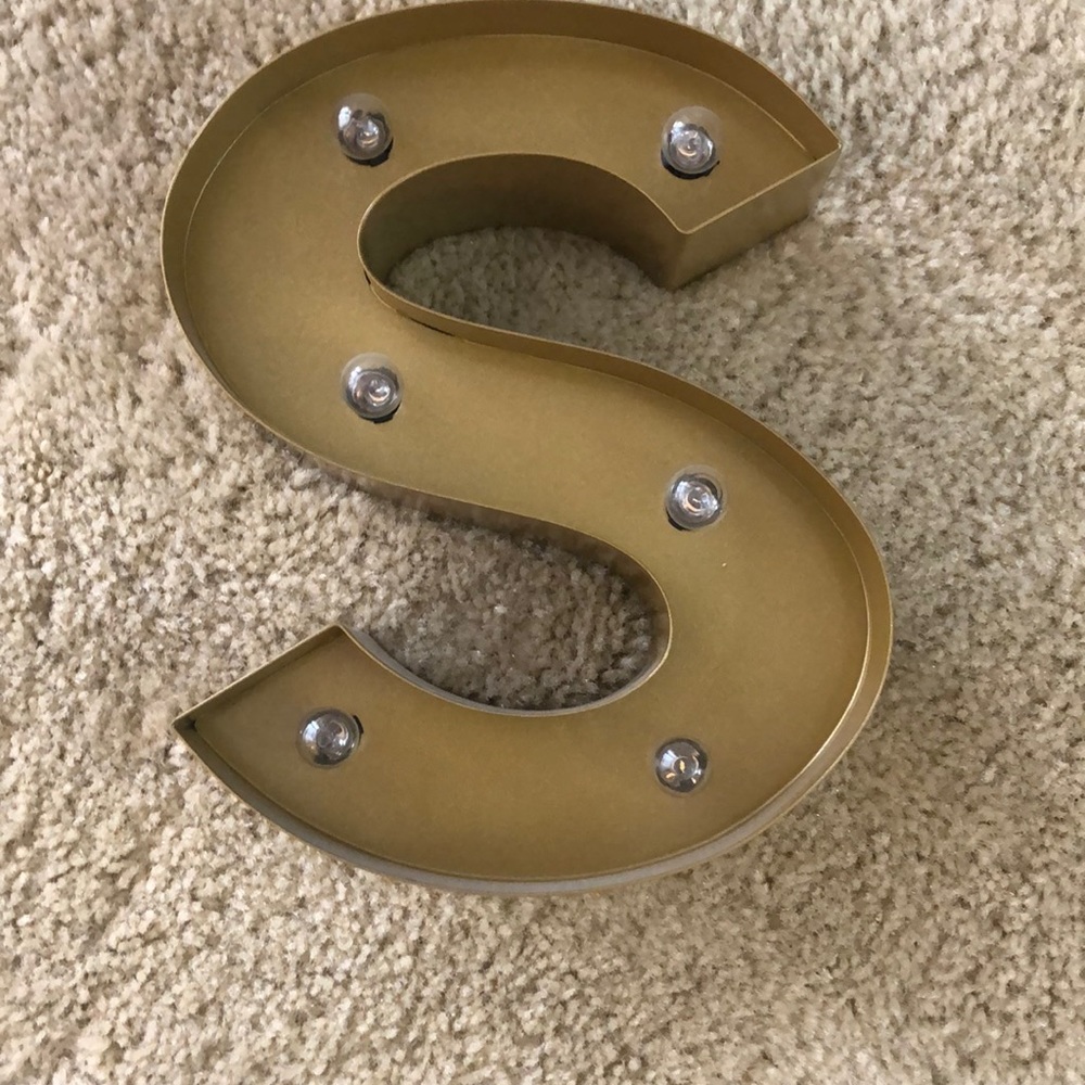 S marquee light